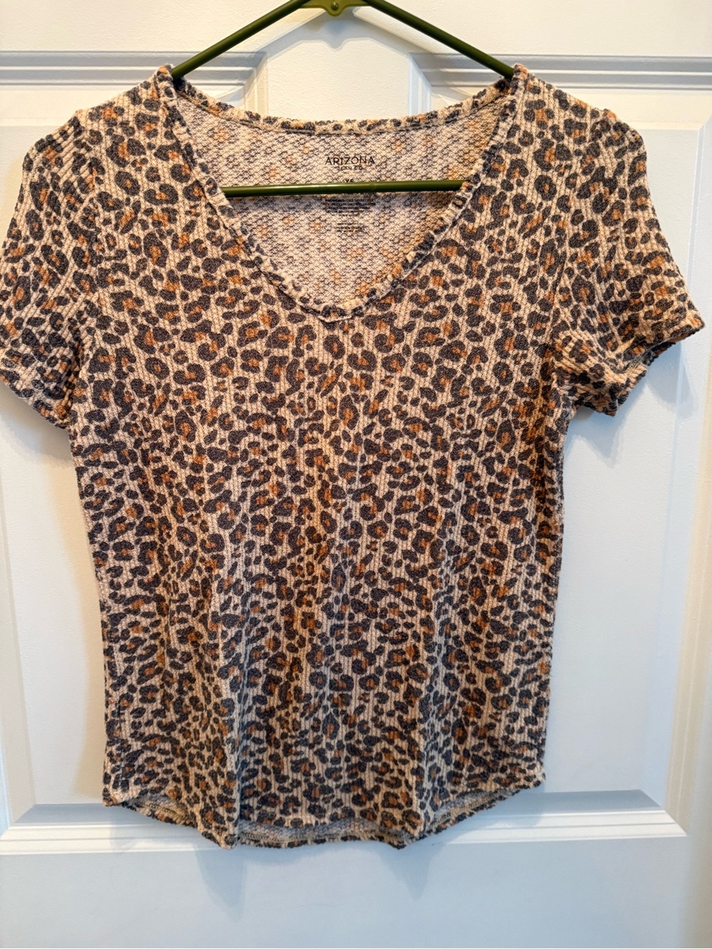 Arizona Jean Company Short Sleeve V-Neck Leopard Print Top in Brown and Black